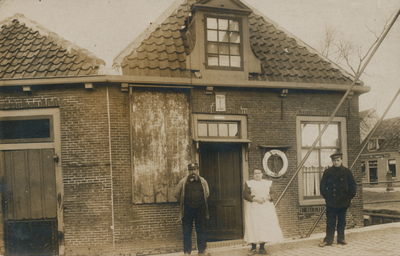 862648 Portret van brugwachter Jan G. de Ru (links, geb. 1895), zijn zuster Jan en een onbekende man, waarschijnlijk de ...